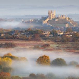 輸入壁紙 カスタム壁紙 PHOTOWALL / Corfe Castle in Early Morning Mist (e331939)
